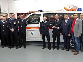 Schlüsselübergabe für den neuen Mannschaftstransportwagen Foto: Klaus-Peter Wulf