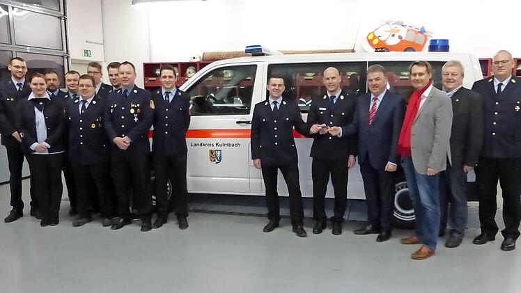 Schlüsselübergabe für den neuen Mannschaftstransportwagen Foto: Klaus-Peter Wulf