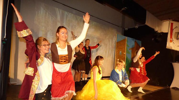 Die neue Tanzgruppe "Die Närrischen Närrinen" mit ihrer  Disney-Show "Die Schöne und das Biest" Foto: Thomas Weichert