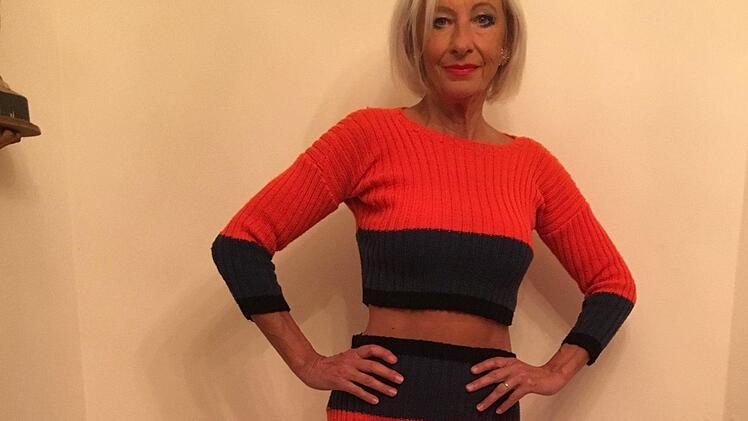 Erika Wolfrum im selbstgestrickten Outfit. Wolfrum