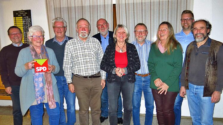 In der Nominierungsveranstaltung der SPD in Poxdorf (vorne v. l.): Wilmya Zimmermann, Alfons Niebler, Gisela Marquardt,  Loni  Kintopp, Andreas Lutz;  (hinten) Claus Herrmannsdörfer, Helmut Seidel, Horst Brauckmeier,  Harald Pfeiffer und  David Dederichs Foto: Dagmar Niemann