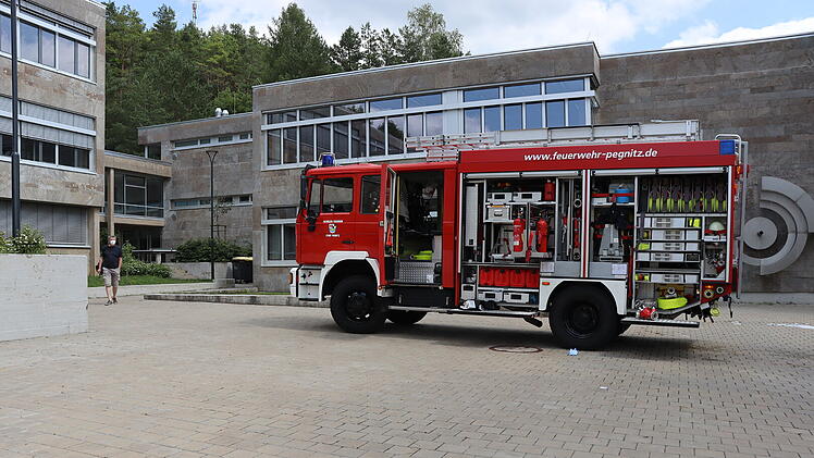 Feueralarm in Realschule: Klopapier brennt auf Mädchentoilette