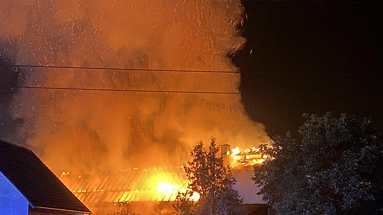 Lagerhalle eines Hopfentrocknungsbetriebes in Vollbrand