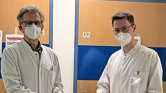Dr. Christian Pohlig (links) und der Stipendiat Felix Stirnweiß (rechts) bei der Visite im Klinikum Coburg