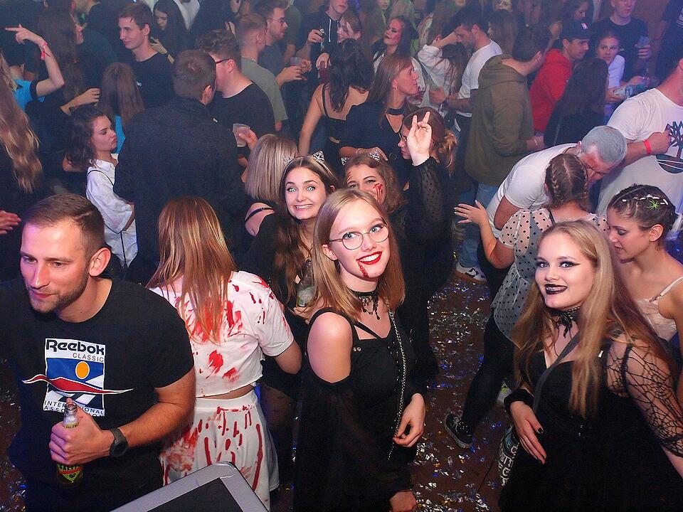 Viele verkleidete Besucher*innen feierten in Oberthulba
