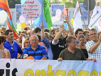 Zu vormittäglicher Stunde kamen 300 Bürger zum Bayreuther Volksfestplatz und protestierten gegen die NPD. Aufgerufen hatten Stadt, Gewerkschaft und das Bündnis "Kunterbunt". Fotos: Jochen Nützel