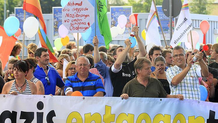 Zu vormittäglicher Stunde kamen 300 Bürger zum Bayreuther Volksfestplatz und protestierten gegen die NPD. Aufgerufen hatten Stadt, Gewerkschaft und das Bündnis "Kunterbunt". Fotos: Jochen Nützel