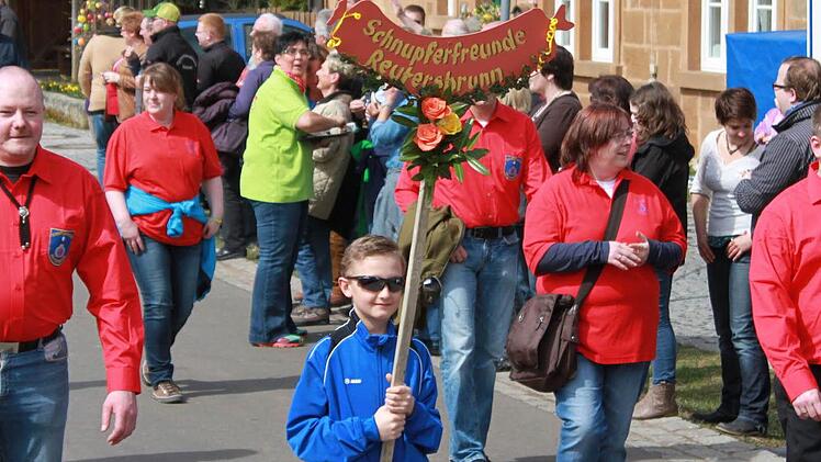 Im Zeichen der Wurst: Die Schnupferfreunde aus Reutersbrunn durften im Festzug nicht fehlen. Foto: kp