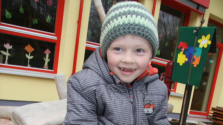 Tim-Lucka Liebermann entdeckt den Frosch im Wasserspielbereich.