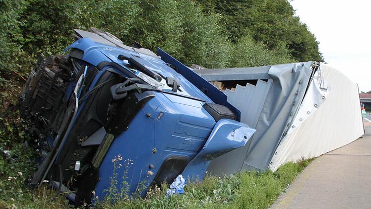 Mit dem Dach in Richtung Autobahn, mit den Rädern am Hang: Die Bergung des Sattelzuges gestaltete sich schwierig. Fotos: Ulrike Müller