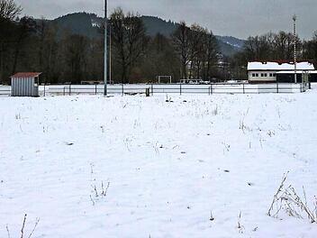 Links vom Sportheim des DJK/SV Zeyern/Roßlach soll die Ortsumgehung vorbeiführen. Dadurch müsste allerdings der bestehende Fußballplatz weichen. Foto: Alexander Löffler