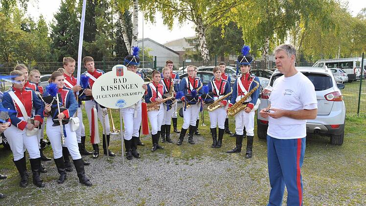 Der musikalische Leiter des Jugendmusikkorps der Stadt Bad Kissingen weist die jungen Musiker für ihren Auftritt beim All Nations Cup in der Aachener Albert-Vahle-Halle ein