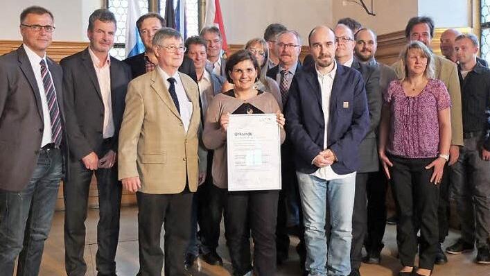 Das Gräfenberger Sportbündnis mit Bürgermeister Hans-Jürgen Nekolla (2. v. l.), Christian Schönfelder (3. v. l.)., Ludwig Haas (4. v. l.) und Karolina Michl (mit Urkunde) war mit knapp 30 Teilnehmern eine der größten Delegationen bei der Preisverleihung in Nürnberg.  Foto: Christian Schirmer