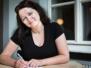 Die Lehrerin und Autorin Jenny Schreiner alias Frieda Bergmann hofft, mit ihrem ersten Roman "Samstag" zu reüssieren. Foto: Manuel Stark