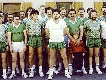 Im Bild die Sport- und Privatkegler des Jubelclubs Wacker Römersreuth im Jahr 1990 vor dem damaligen Vereinslokal Gründla in Kulmbach Foto: privat
