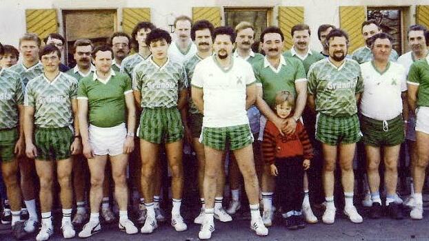 Im Bild die Sport- und Privatkegler des Jubelclubs Wacker Römersreuth im Jahr 1990 vor dem damaligen Vereinslokal Gründla in Kulmbach Foto: privat