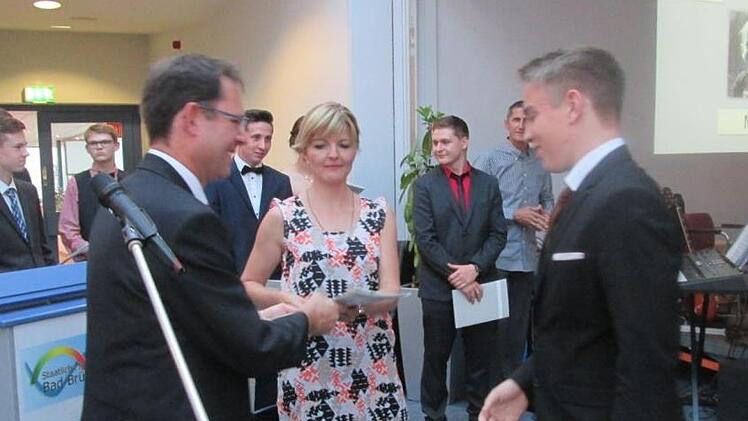 Max Hornung erhält sein Abschlusszeugnis von Schulleiter Michael Kreil, und seiner Klassenlehrerin Marina Kleinhenz. Foto: Diana Leitsch