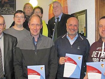 Ehrungen beim Musikverein Beiersdorf (von links): vorne: Norbert Oppel, Michael Sollmann, Hans-Jürgen Metzner und Bernd Dressel; hinten: Daniel Härich, Petra Schneider, Stephanie Kramer und Norbert Tessmer  Foto: Martin Koch