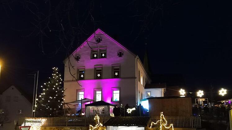 Hell erstrahlte der Weihnachtsmarkt in Geroda. Foto: Monika Bienm&uuml;ller