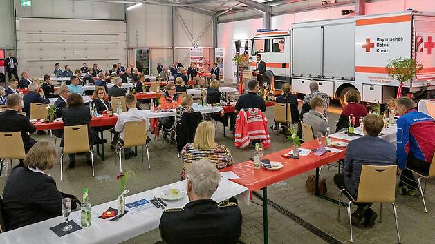 Die Ehrungen wurden in die Fahrzeughalle der Bereitschaften verlegt Foto: S. Aschenbrenner BRK ERH