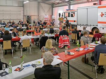 Die Ehrungen wurden in die Fahrzeughalle der Bereitschaften verlegt Foto: S. Aschenbrenner BRK ERH