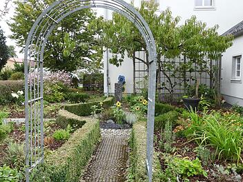 Da steckt viel Arbeit drin: Allein das Verteilen des Rindenmulchs im neu angelegten Fürther Bauerngarten hat einige Tage in Anspruch genommen.