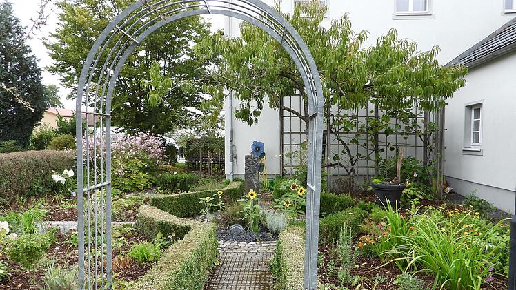 Da steckt viel Arbeit drin: Allein das Verteilen des Rindenmulchs im neu angelegten Fürther Bauerngarten hat einige Tage in Anspruch genommen.