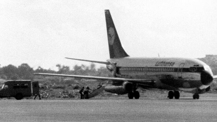 Die am 13. Oktober 1977 von vier Terroristen entführte Lufthansa-Maschine "Landshut" auf dem Flughafen von Mogadischu.  Foto: dpa-Bildfunk