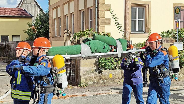 Auch die Rettung von Menschen wurde gezeigt.