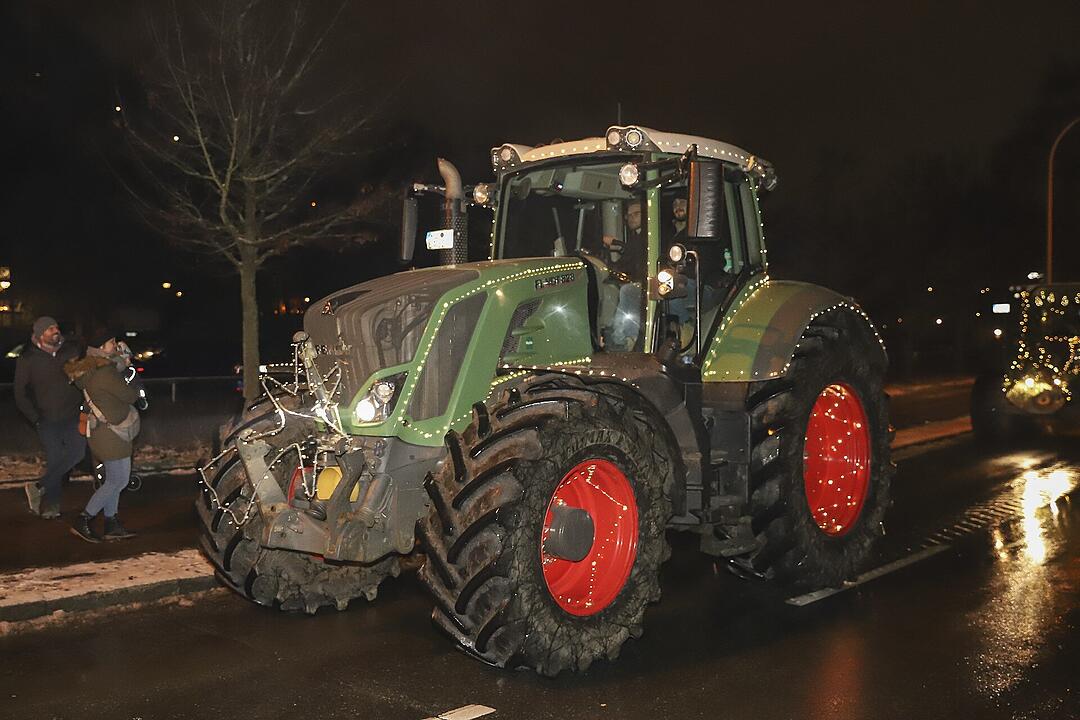 In Kulmbach durfte die beliebte Lichterfahrt der Traktoren stattfinden.