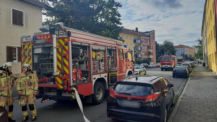 Feuerwehr Bamberg rettet tief schlafende Person aus Wohnung - "starker Rauchgeruch"