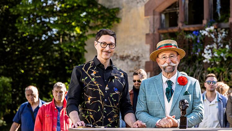 Eigentlich lässt sich Kunst-Experte Colmar Schulte-Goltz (links) nicht so leicht aus der Ruhe bringen. Doch dann erlebte er als Augenzeuge, wie der Besucher immer tiefer in die Gedankenwelt von Moderator Horst Lichter eindrang.