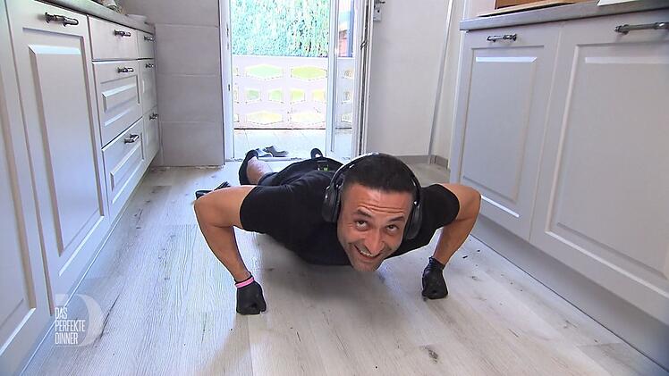 Die G&auml;ste bef&uuml;rchten ein Sportprogramm, doch das g&ouml;nnt sich Adib ganz alleine.