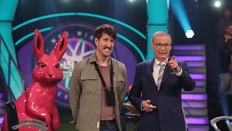 Alexander Brandl wurde von den Schwiegereltern angemeldet. Er solle das Geld erspielen, damit deren Sohn und Brandl endlich umziehen. Das ist netter gemeint als es klingt. Ob es gelingt, stellt sich am Ostermontag heraus. Die Sonntagsfolge endete bereits vor Brandls erster Frage.