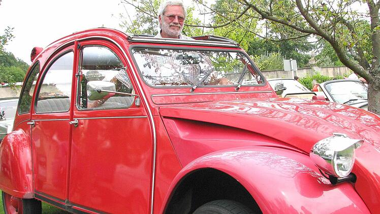 Mit seiner "Ente", dem legendären Citroen 2CV, war Michael Markowski aus Kleinmünster gekommen. "Es macht richtig Spaß, damit zu fahren."