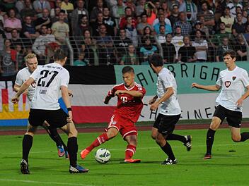 Typisch: Der Münchner Goalgetter Julian Green beschäftigt gleich mehrere Schweinfurter.  Foto: ssp