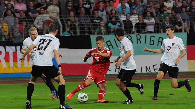Typisch: Der Münchner Goalgetter Julian Green beschäftigt gleich mehrere Schweinfurter.  Foto: ssp