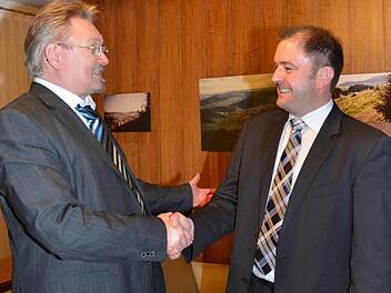 Wahlverlierer Klaus Dressel (CSU) gratuliert den Amtsinhaber Hans Pietz (Freie Wähler). Foto: Hofmann