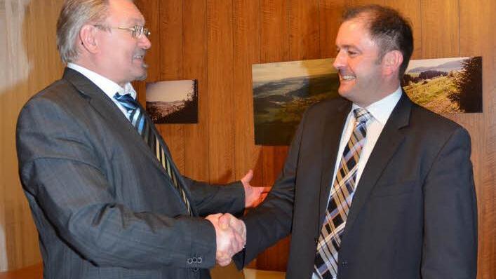 Wahlverlierer Klaus Dressel (CSU) gratuliert den Amtsinhaber Hans Pietz (Freie Wähler). Foto: Hofmann