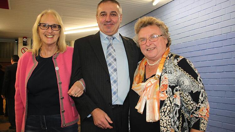 Hahn im Korb: Bürgermeister Robert Hümmer hakt sich bei der Vorsitzenden des katholischen Frauenbundes, Roswitha Arnold (links), und ihrer Stellvertreterin Anni Gückel ein. Foto: Stephan Stöckel