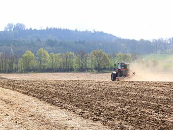 Viele Bauern ärgern sich über den Wildwuchs der Bürokratie. Sie wünschen sich wieder mehr Handlungsspielraum auf ihren Feldern, um eigenverantwortlich und zugleich ökologisch sinnvoll zu handeln. Foto: Matthias Einwag