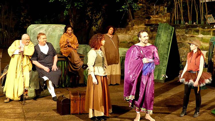Räuber Mattis (Gerd Kammerer, vorne Mitte) zeigt sich in einem erbeuteten Dress, beobachtet von (vorne) seiner Frau Lovis (Verena Küspert) und Tochter Ronja (Annika Ködel), sowie (hinten, von links) Glatzen-Per (Peter Molnar), Klein-Klipp (Horst Dößel), Hauptwilddrude (Sonja da Silva-Schmidt) und Rumpelwicht Frau (Jeanette Dößel).  Foto: Dieter HübnerRäuber Mattis (Gerd Kammerer, vorne Mitte) zeigt sich in einem erbeuteten Dress, beobachtet von (vorne) seiner Frau Lovis (Verena Küspert) und T...