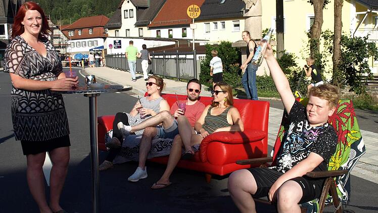 Chillen auf dem Sofa des Tourismusverbandes Foto: Susanne Deuerling