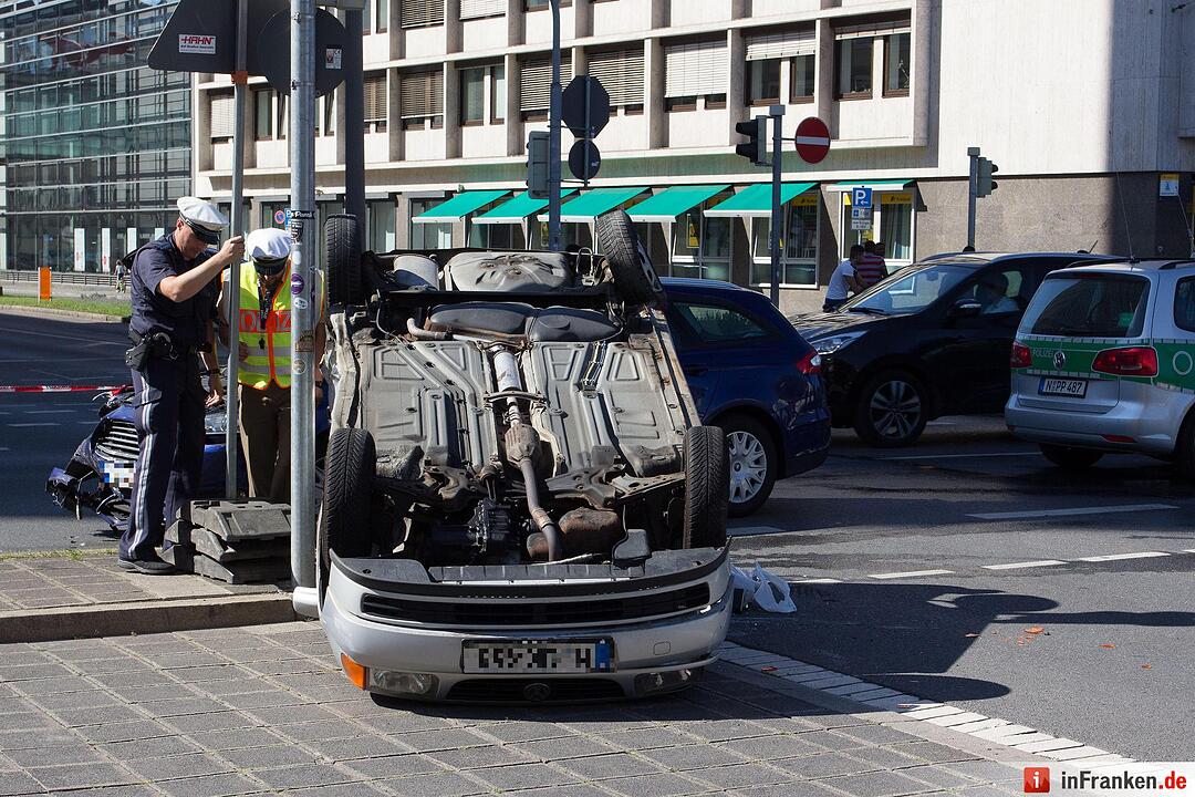 Pkw landet nach Kollision auf dem Dach - Stau im Feierabendverkehr