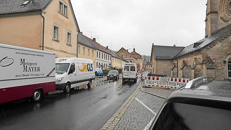 Wenn hier Kleinlaster stehen, wird die Ortsdurchfahrt für Schwerlastverkehr zum Nadelöhr. Foto: W. Hanslok