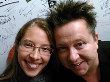 In Gotha entstand kürzlich diese Aufnahme, als Tanja Dowerg aus Bad Staffelstein mit Sebastian Krumbiegel einige Details des Konzerts in Loffeld besprach. Selfie: Tanja Dowerg