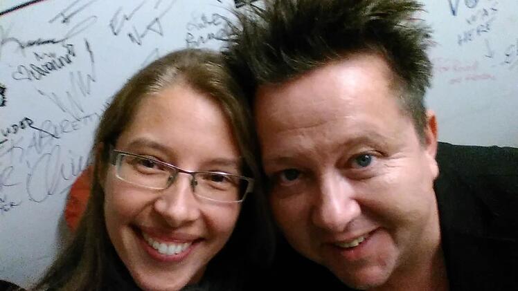 In Gotha entstand kürzlich diese Aufnahme, als Tanja Dowerg aus Bad Staffelstein mit Sebastian Krumbiegel einige Details des Konzerts in Loffeld besprach. Selfie: Tanja Dowerg