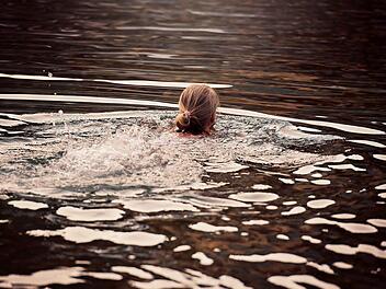 Seen und Flüsse sind am gefährlichsten: Nicht nur Kinder und Jugendliche verunglücken jedes Jahr beim Baden. Symboldbild: pixabay.com/Pezibear