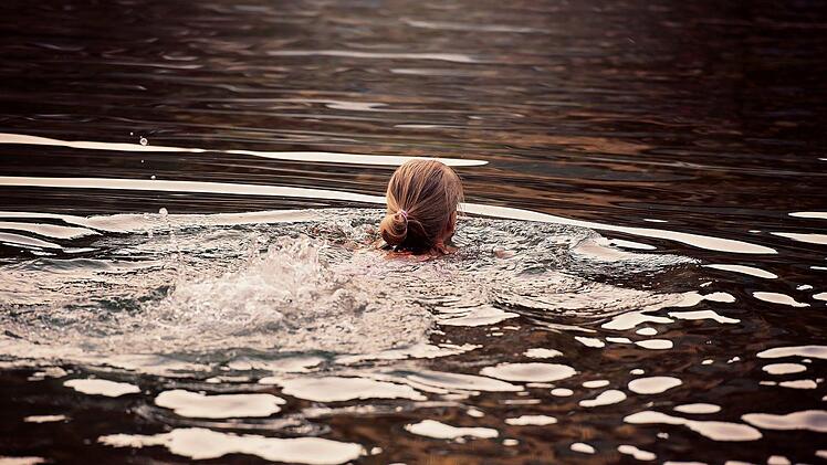 Seen und Flüsse sind am gefährlichsten: Nicht nur Kinder und Jugendliche verunglücken jedes Jahr beim Baden. Symboldbild: pixabay.com/Pezibear