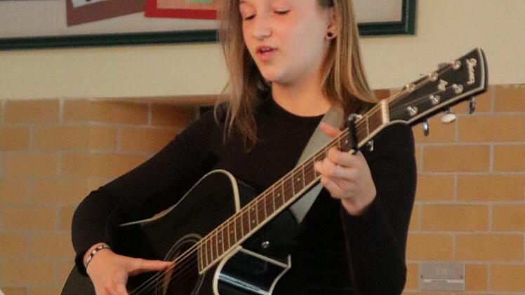 Lara Pfändner sorgte für den musikalischen Auftakt der Abschlussfeier der Mittelschule in Stadtsteinach.  Foto: Klaus Klaschka